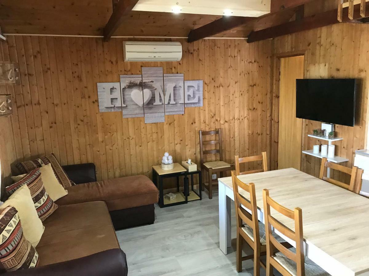Le Chalet du Lac - Domaine de la Goujonne Saint-Sauveur-lès-Bray Extérieur photo