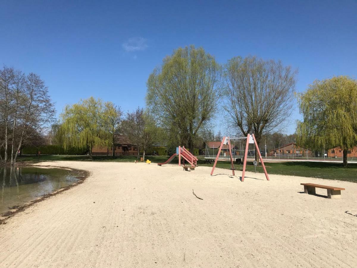 Le Chalet du Lac - Domaine de la Goujonne Saint-Sauveur-lès-Bray Extérieur photo